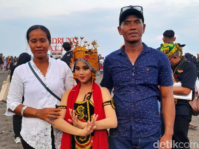 Tri Wahyuningsih dan Agung, tak henti-hentinya menyeka air mata saat melihat anaknya tampil di Festival Gandrung Sewu 2022. Air mata haru itu tak bisa dibendung, saat anaknya Shela Noviana (11) tampil memukau di ajang kolosal itu.
