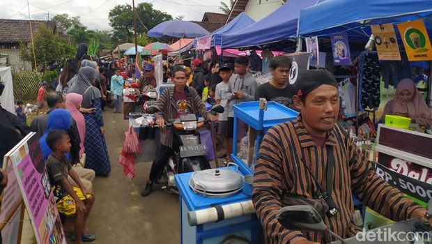 Suasana grebeg ojeg yang berlangsung di Lapangan Drojogan, Desa Sidomulyo, Kecamatan Salaman, Kabupaten Magelang.