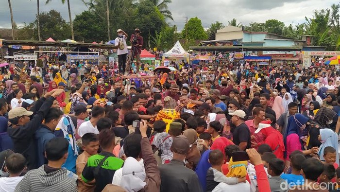Suasana grebeg ojeg yang berlangsung di Lapangan Drojogan, Desa Sidomulyo, Kecamatan Salaman, Kabupaten Magelang.