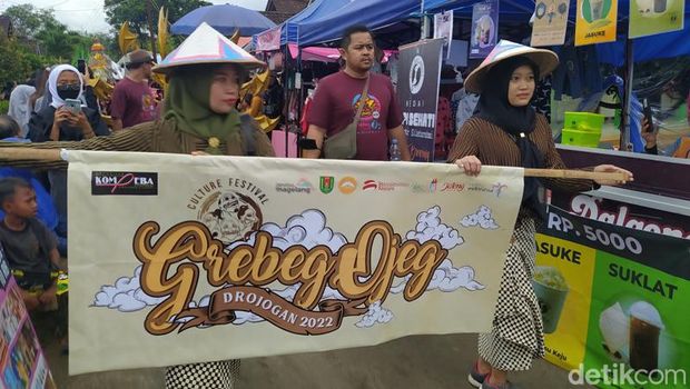 Suasana grebeg ojeg yang berlangsung di Lapangan Drojogan, Desa Sidomulyo, Kecamatan Salaman, Kabupaten Magelang.