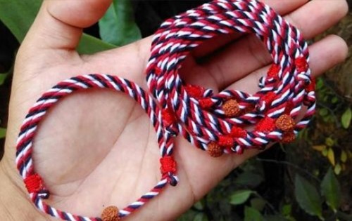 Contoh gelang tridatu.