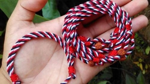 Contoh gelang tridatu.