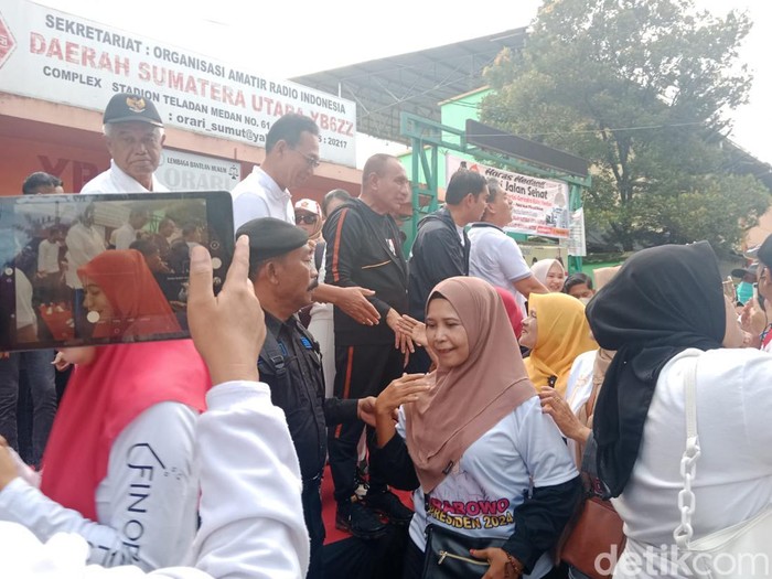 Gubsu Edy Rahmayadi saat melepas peserta jalan santai yang digelar relawan Prabowo dan DPC Gerindra Medan