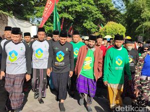 Kota Kediri Gelar Jalan Sehat Sarungan Peringati Hari Santri