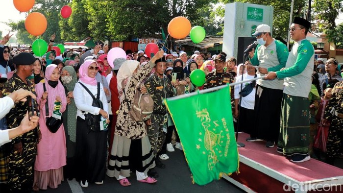 jalan sehat sarungan di kota pasuruan