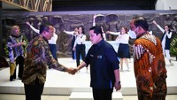 Direktur Utama Bank BTN Haru Koesmahargyo memberikan Buku Kajian Perumahan kepada Menteri BUMN Erick Thohir saat peluncuran Festival KPR Hunian Pemuda di Jakarta, akhir pekan lalu. 