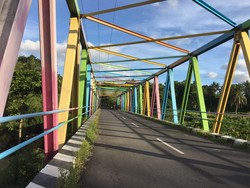 Jembatan Pelangi dibangun pada masa penjajahan Belanda, jembatan penghubung Desa Banyu Urip dengan Desa Tempos ini, awalnya biasa saja. Namun tahun 2020 lalu, pihak desa sengaja mengecat tiang-tiang jembatan. Foto: Ahmad Viqi/detikBali