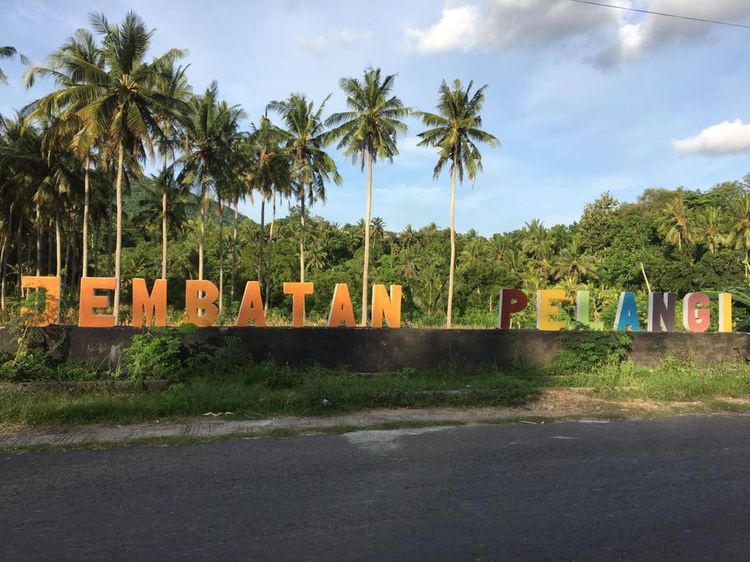 Jembatan Pelangi, Selfie dengan Pemandangan Bawah Kaki Gunung Mareje
