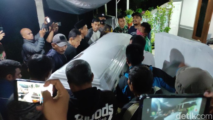 Jenazah Novita Kurnia Putri tiba di rumah keluarganya di Semarang, Minggu (30/10/2022) dini hari.