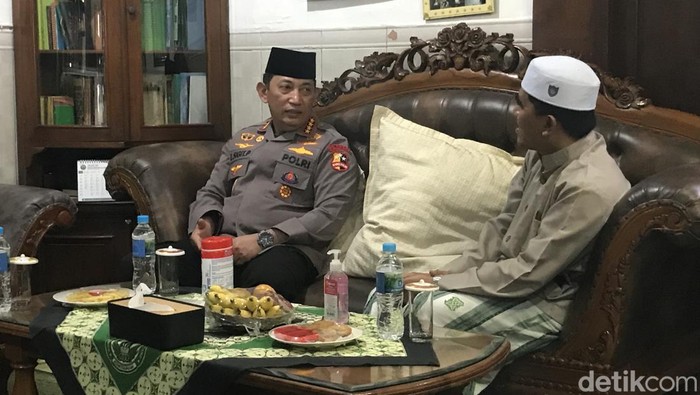 Kapolri Jenderal Sigit Listiyo Prabowo dan KH Abdul Ghofur Maimoen saat di kediaman Mbah Moen, Minggu (30/10/2022) siang.