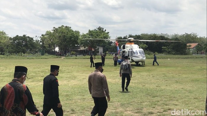 Kapolri Kapolri berserta rombongan menggunakan dua unit helikopter, mendarat di lapangan Desa Gondan, Kecamatan Sarang, Rembang, pada pukul 12.00 WIB.