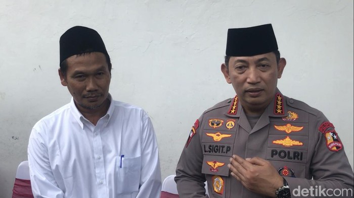 Kapolri Jenderal Listyo Sigit bersama KH Bahauddin Nursalim atau Gus Baha, di Pesantren LP3IA (Lembaga Pembinaan Pendidikan dan Pengembangan Ilmu Al-Quran), di Desa Narukan, Kragan.