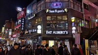 Itaewon bisa dibilang pusat hiburan malam terpopuler di Korea Selatan. Kawasan di sini berbentuk gang-gang kecil yang dipenuhi oleh bar, restoran, kafe tempat belanja hingga klub malam.  (dok Istock)