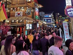 Kondisi Prihatin Tragedi Itaewon, Polisi-Tim Dokter Turun ke Jalan