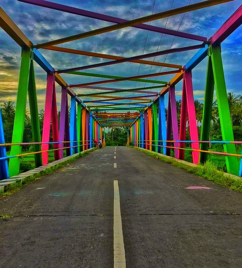 Keindahan jembatan warna-warni Desa Banyu Urip, Lombok Barat, NTB.