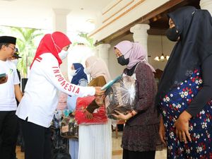 Khofifah Berikan Bantuan Pencegahan Stunting Kepada Ibu Hamil di Sidoarjo