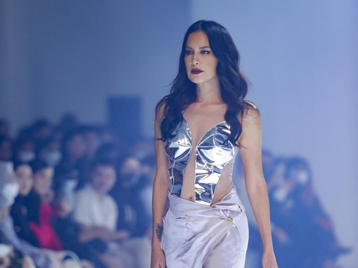 Koleksi Sean Sheila di DFK 2022 saat JFW 2023 OCTOBER 29: A model walks the runway of Make Over DFK RTW presents Fashion Mutation featuring Sean & Sheila during Jakarta Fashion Week 2023 in City Hall – Pondok Indah Mall 3, Jakarta.