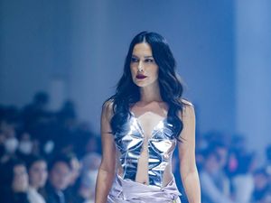 Sophia Latjuba Jadi Model di JFW 2023, Pakai Gaun Buatan Perajin Difabel