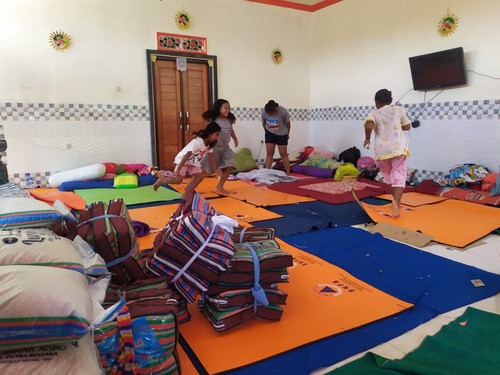 Kondisi posko pengungsian warga korban banjir bandang di Tukad Bilukpoh, Kelurahan Tegalcangkring, Kecamatan Mendoyo, Kabupaten Jembrana, Minggu (30/10/2022). (I Putu Adi Budiastrawan/DetikBali).