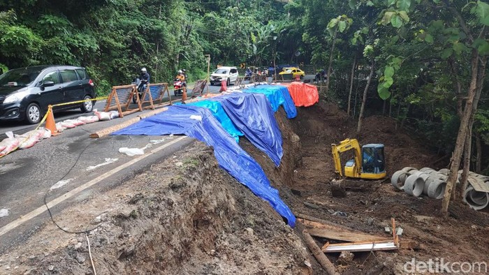Kondisi terkini Jalan Jogja-Wonosari yang amblas, Minggu (30/10/2022).
