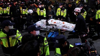 Keadaan saat itu sangat kacau, rekaman TV dan foto-foto dari tempat kejadian menunjukkan banyaknya ambulans yang berbaris di jalan. Ada pula pasukan polisi dan tim emergency yang bekerjea memindahkan korban terluka dengan tandu. Foto: Reuters/Kim Hong-ji