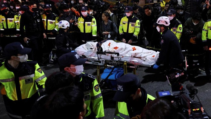 Korban Tewas Tragedi Pesta Halloween di Itaewon Terus Bertambah Pesta Hallowen yang digelar di Itaewon, Korea Selatan berubah menjadi tragedi mengenaskan. Saat ini korban tewas bertambah menjadi 151 orang.