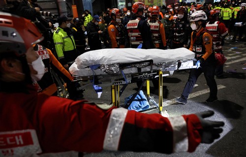 Pesta Hallowen yang digelar di Itaewon, Korea Selatan berubah menjadi tragedi mengenaskan. Saat ini korban tewas bertambah menjadi 151 orang.