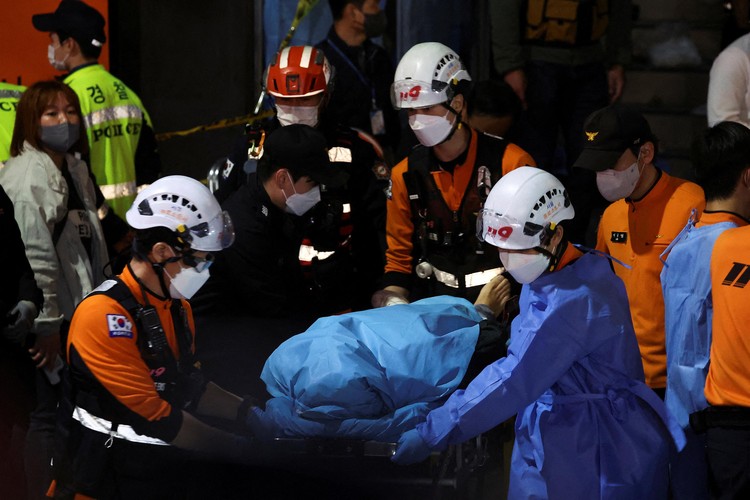 Pesta Hallowen yang digelar di Itaewon, Korea Selatan berubah menjadi tragedi mengenaskan. Saat ini korban tewas bertambah menjadi 151 orang.