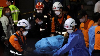 Pemerintah Korea Selatan mengatakan diyakini bahwa orang-orang berdesakan hingga tewas setelah kerumunan massa mulai mendorong maju di gang sempit dekat Hamilton Hotel, sebagaimana ditulis Euro News. Foto: Reuters/Kim Hong-ji