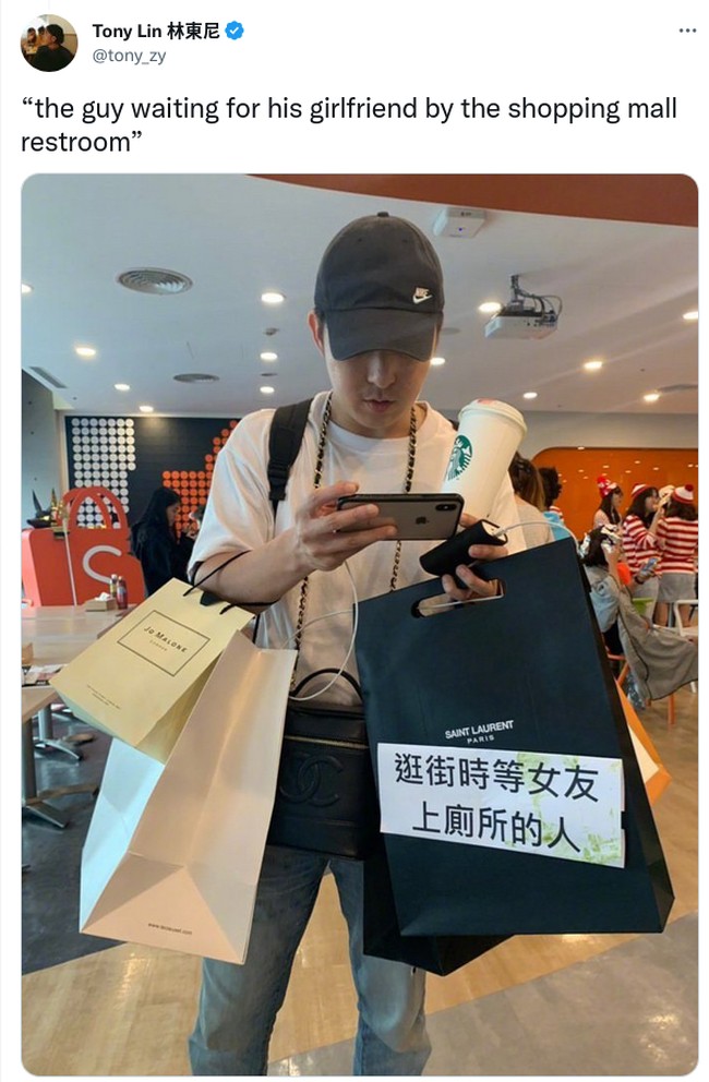 Banyak pria pasti relate. Orang ini berkostum menjadi pria yang menunggu pacarnya pergi ke toilet mol selagi membawa banyak belanjaan.  Foto: Twitter