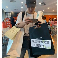 Banyak pria pasti relate. Orang ini berkostum menjadi pria yang menunggu pacarnya pergi ke toilet mol selagi membawa banyak belanjaan.  Foto: Twitter