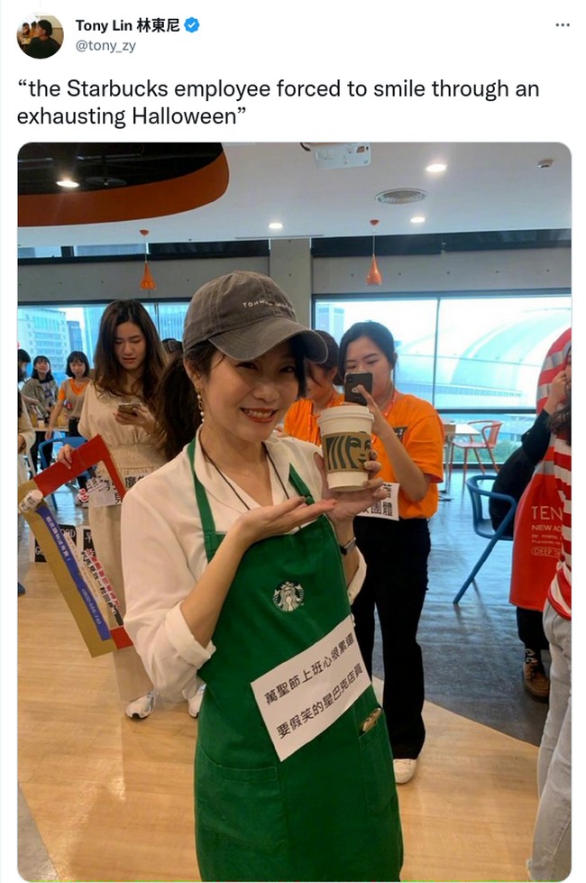 Sedangkan wanita ini menjadi pegawai Starbucks yang terpaksa tersenyum padahal kelelahan melayani banyaknya pelanggan di musim Halloween.Foto: Twitter