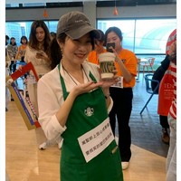 Sedangkan wanita ini menjadi pegawai Starbucks yang terpaksa tersenyum padahal kelelahan melayani banyaknya pelanggan di musim Halloween.Foto: Twitter
