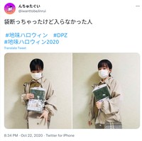 Hanya perlu satu benda, wanita berikut berdandan sebagai orang yang tidak minta kantong belanja setelah membeli barang. Ia pun menyesal karena produknya terlalu besar untuk dimasukan ke tas.Foto: Twitter