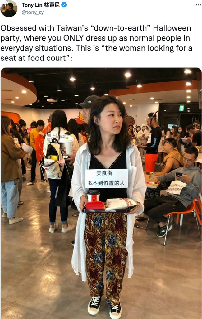 Di Jepang, kostum Halloween yang terinspirasi kehidupan sehari-hari disebut sebagai Jimi Halloween. Perayaan itu mulai jadi tren sejak 2014 dan diikuti di negara-negara lain. Tak perlu makeup yang heboh, kamu hanya perlu kreatif, seperti wanita yang jadi orang mencari tempat duduk kosong di foodcourt ini.Foto: Twitter