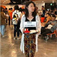 Di Jepang, kostum Halloween yang terinspirasi kehidupan sehari-hari disebut sebagai Jimi Halloween. Perayaan itu mulai jadi tren sejak 2014 dan diikuti di negara-negara lain. Tak perlu makeup yang heboh, kamu hanya perlu kreatif, seperti wanita yang jadi orang mencari tempat duduk kosong di foodcourt ini.Foto: Twitter