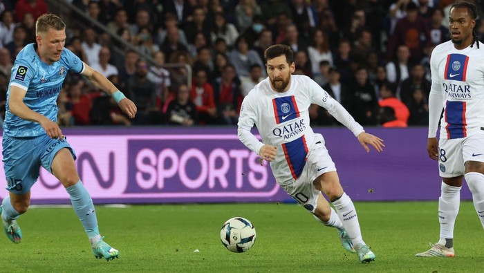 PARIS, FRANCE - OCTOBER 29: Lionel Messi #30 of Paris Saint-Germain in action with Ante Palaversa #15 of Troyes during the Ligue 1 match between Paris Saint-Germain and ESTAC Troyes at Parc des Princes on October 29, 2022 in Paris, France. (Photo by Xavier Laine/Getty Images)