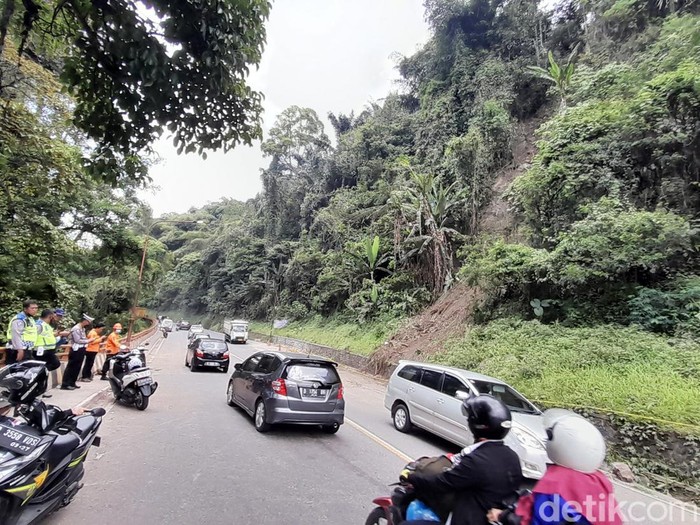 Lokasi longsor di Cadas Pangeran Sumedang.