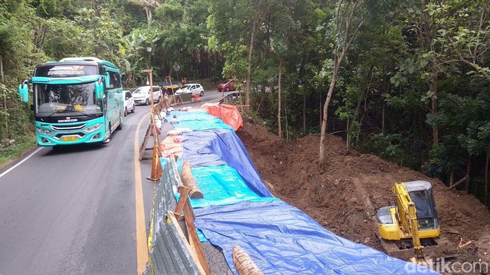 Longsor di Jalan Jogja-Wonosari dekat Bukit Bintang, Piyungan, Bantul, Minggu (30/10/2022). Longsor di Jalan Jogja-Wonosari dekat Bukit Bintang, Piyungan, Bantul, Minggu (30/10/2022).