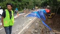 Kasat Lantas Polres Gunungkidul AKP Purwanta menjelaskan akibat longsor itu pihaknya memberlakukan rekayasa lalu lintas. Terutama kendaraan dari arah Wonosari menuju Jogja. Foto: Pius Erlangga/detikJateng