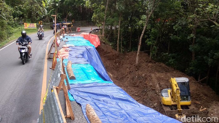 Longsor di Jalan Jogja-Wonosari dekat Bukit Bintang, Piyungan, Bantul, Minggu (30/10/2022).