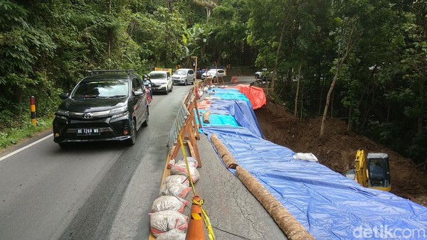 Penampakan Longsor Jalan Jogja-Wonosari Bukit Bintang