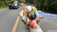 Amblasnya ruas jalan karena diduga terjadi retakan sejak lama di lokasi tersebut dan saat ini membesar dan berujung amblas. Foto: Pius Erlangga/detikJateng