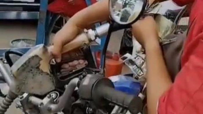 SPBU di Luwu Utara (Lutra) menjadi sorotan karena operator mendahulukan mengisi BBM ke pemotor yang menerobos antrean.
