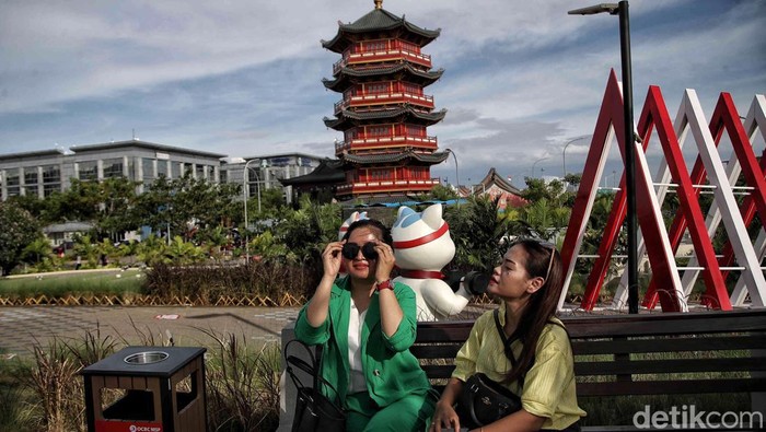 Sejumlah warga menikmati kawasan Cove at Batavia PIK, Pantai Indah Kapuk, Jakarta Utara, Jumat (28/10/2022).