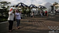 Cove at Batavia PIK ini berdiri di atas tanggul atau polder penahan banjir. Tetapi uniknya tanggul itu dibuat menjadi modern dan tempat bisnis serta menyediakan tempat kuliner.