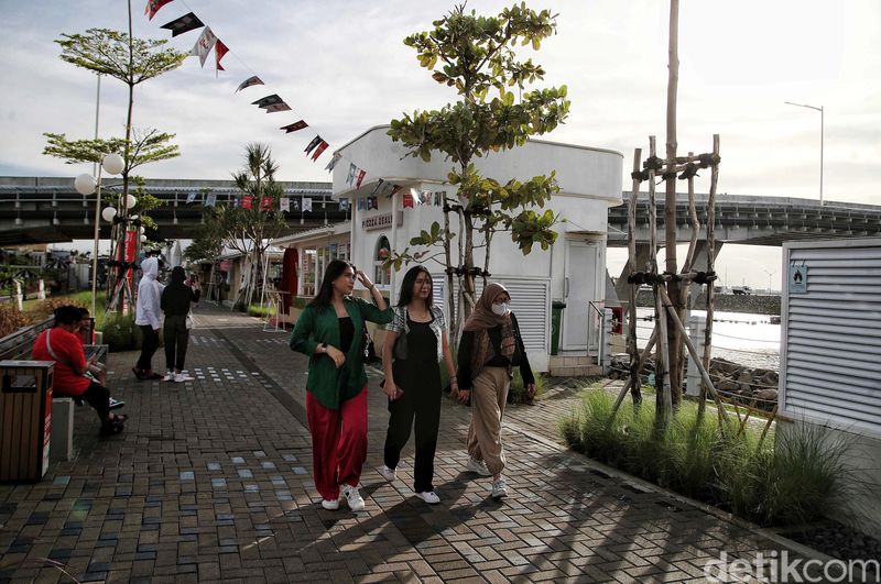 Sejumlah warga menikmati kawasan Cove at Batavia PIK, Pantai Indah Kapuk, Jakarta Utara, Jumat (28/10/2022).