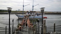 Konsep tempat ini juga menarik dengan menyediakan tempat nongkrong dan viewnya langsung ke laut.
