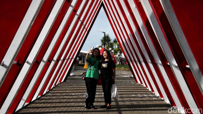 Sejumlah warga menikmati kawasan Cove at Batavia PIK, Pantai Indah Kapuk, Jakarta Utara, Jumat (28/10/2022).
