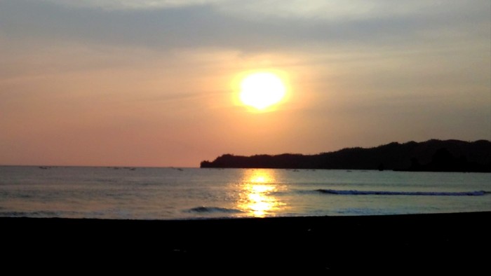 Menikmati Sunset di Pantai Konang Trenggalek